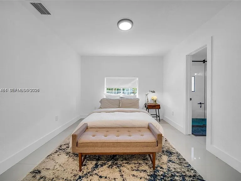 555 NE 127th St — Photo 17