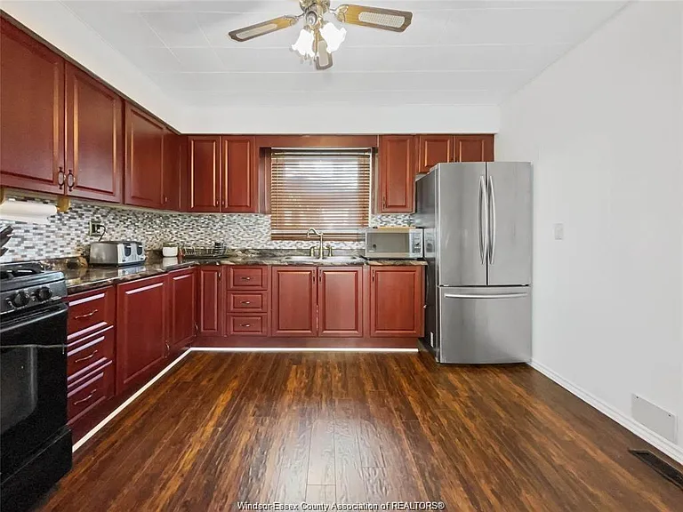 1205 Oak St — Photo 5