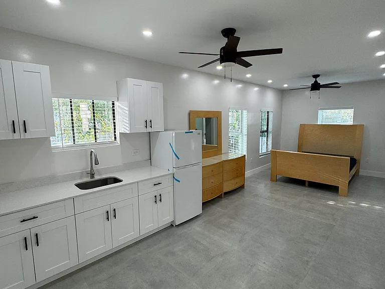 721 NW 12th Ct — Photo 5