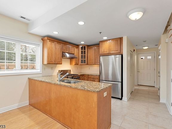 4th image of 453A Springfield Ave