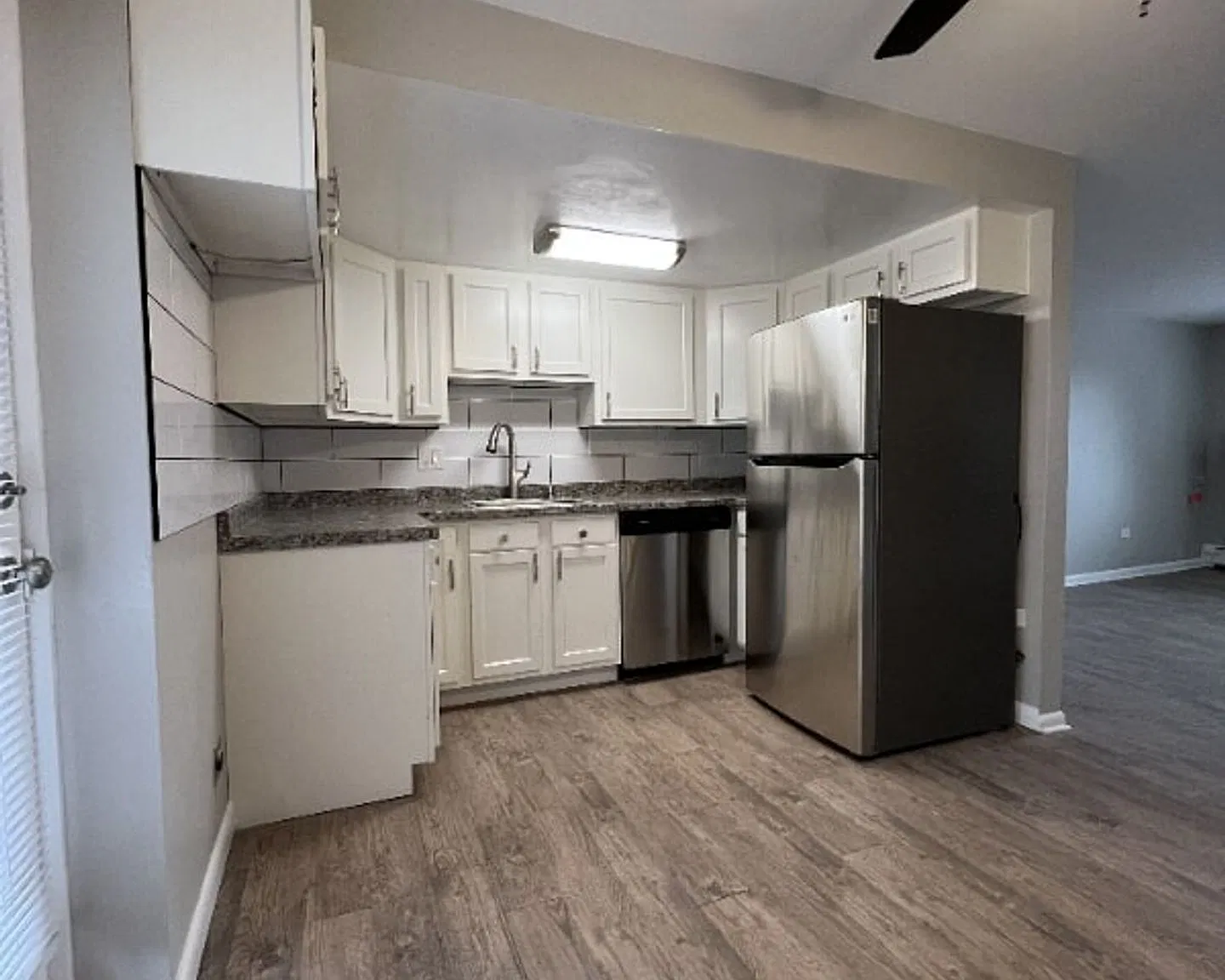 Beautifully Remodeled, Spacious 3 Bedroom Apartment with In-Unit Laundry and A/C. — Photo 2