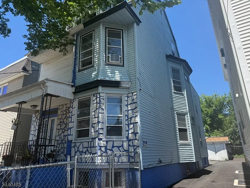 3 bed, 1.0 bath, $2,000 — Photo 3