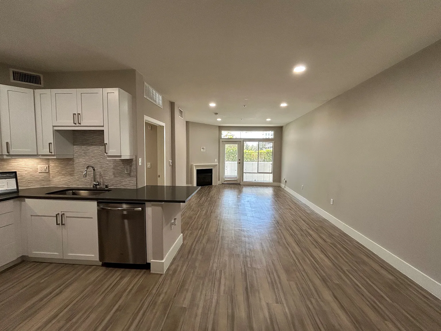 1 bed, 910 sqft, $3,713 — Photo 3
