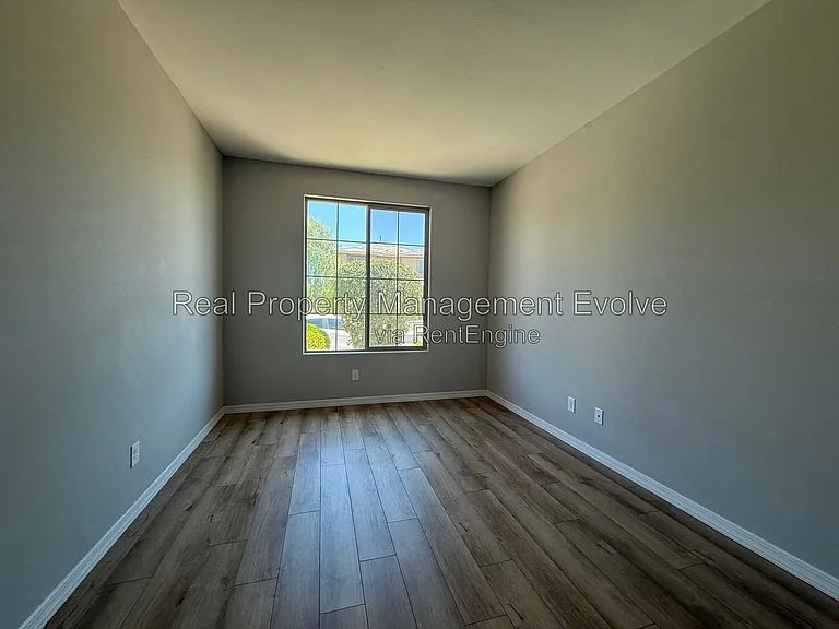 5618 N 87th Dr — Photo 14