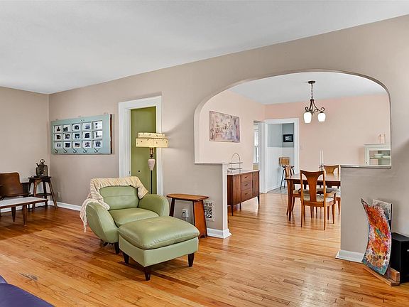3rd image of 5948 Marwinette Ave