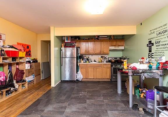 3rd image of 3646 Holland Ave