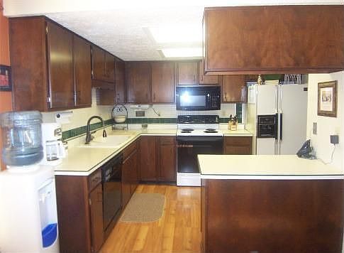 Another view of the kitchen...