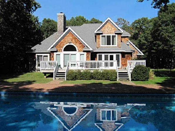 https://photos.zillowstatic.com/fp/2ffa4a50570b0f58db9d3ffdafe360df-p_e.webp