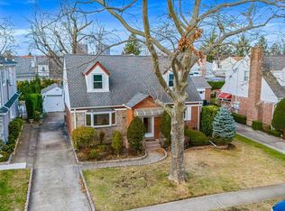 46 Leslie Ln, New Hyde Park, NY 11040