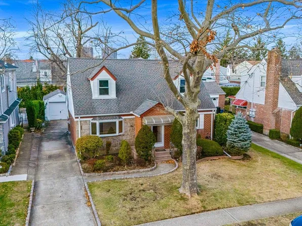 46 Leslie Lane, New Hyde Park, NY 11040