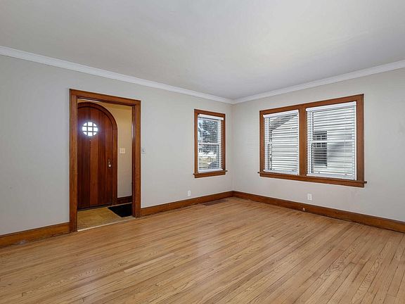 3rd image of 407 E 29th Pl