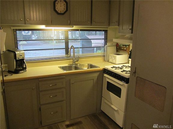 4th image of 178 4 Christmas Tree Circle