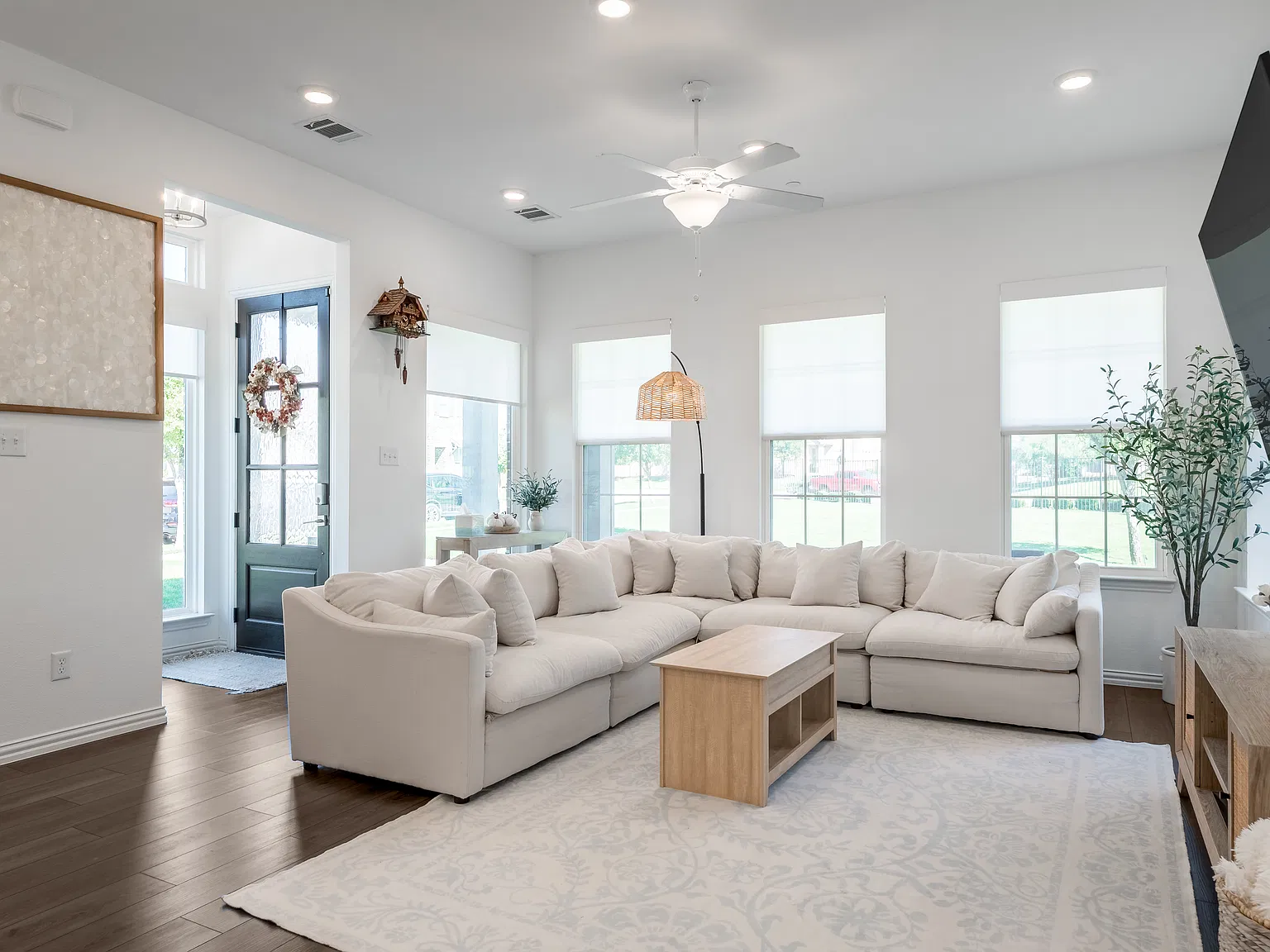 3 bed, 2.5 bath, 1960 sqft, $3,000 — Photo 3
