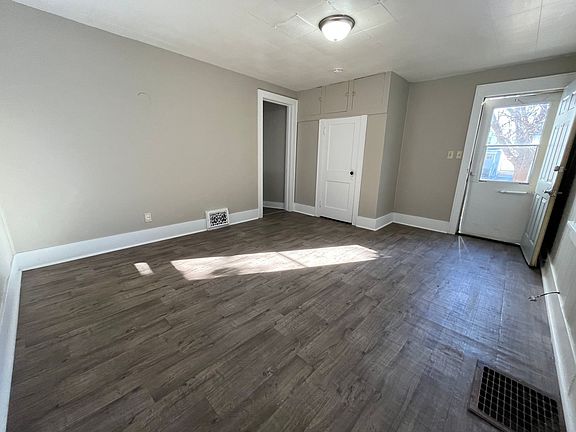 4th image of 816 W 11th St #1/2