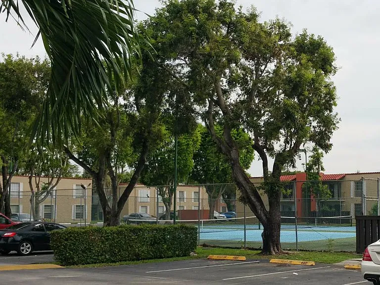 10786 N Kendall Dr #D14 — Photo 9