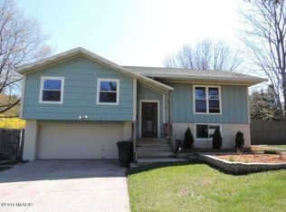 5370 Hillview Dr, Norton Shores, MI 49441