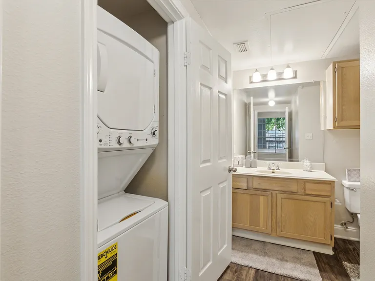Lexington Apartments — Photo 9
