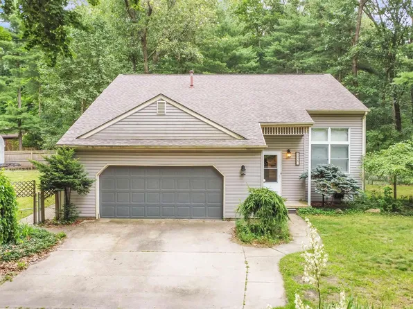 9035 Lakeshore Dr, Saint Charles, MI 48655