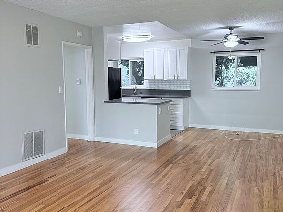 2nd image of 426 S Barrington Ave APT 8