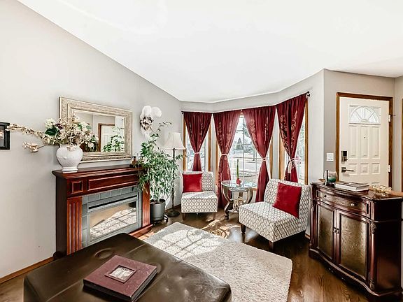 2nd image of 368 Heritage Cres W