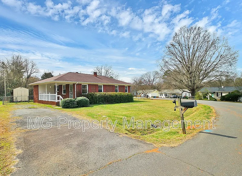 3 bed, 1.5 bath, 1119 sqft, $1,850 — Photo 2
