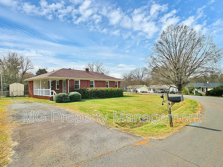 243 Eden Cir — Photo 2