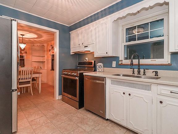 3rd image of 4060 W 210th St