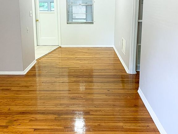 5th image of 915 NE 8th Ave