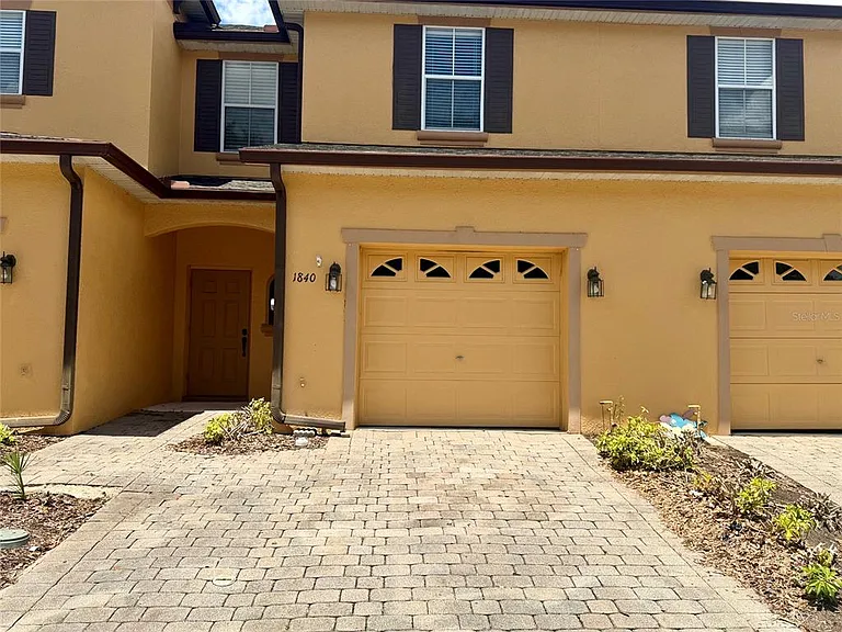 1840 Retreat View Cir — Photo 1