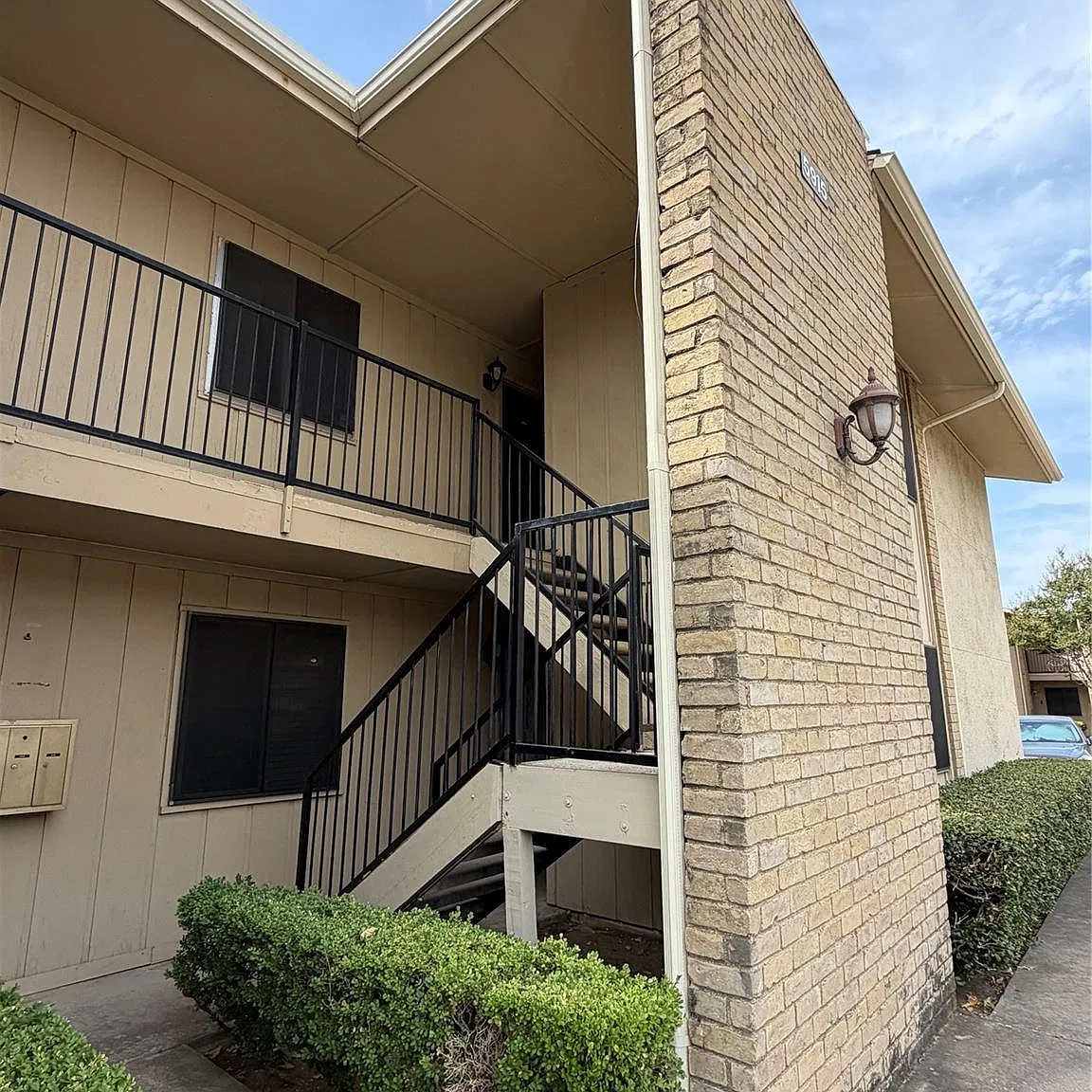 2 bed, 905 sqft, $1,600 — Photo 1