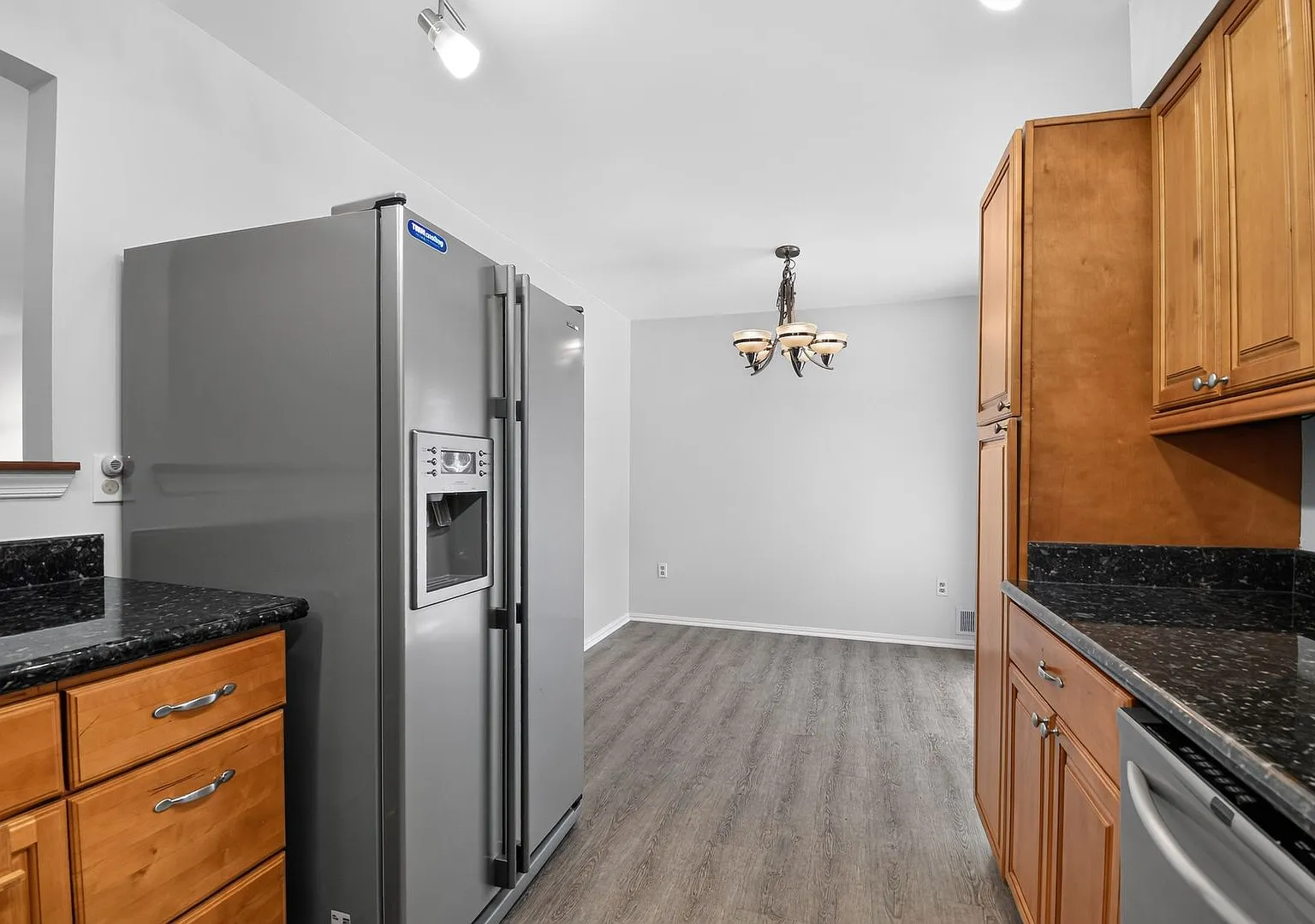 Welcome home to this light-filled, updated 4Bd/3.5Bth brick TH nestled in the sought-after Boniwo... — Photo 4