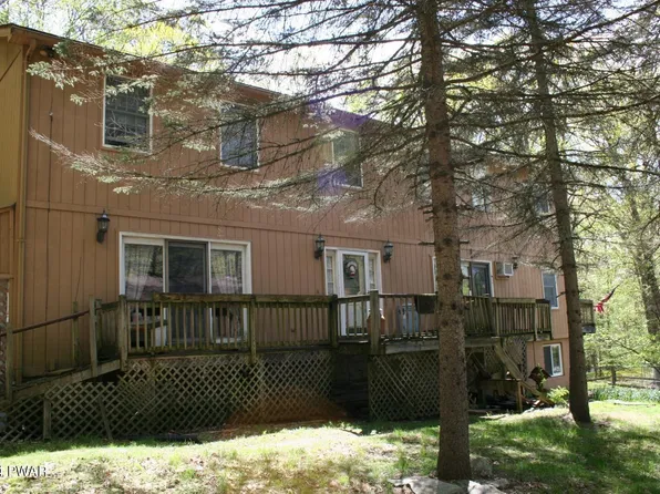 126 Fawn Lake Dr, Hawley, PA 18428