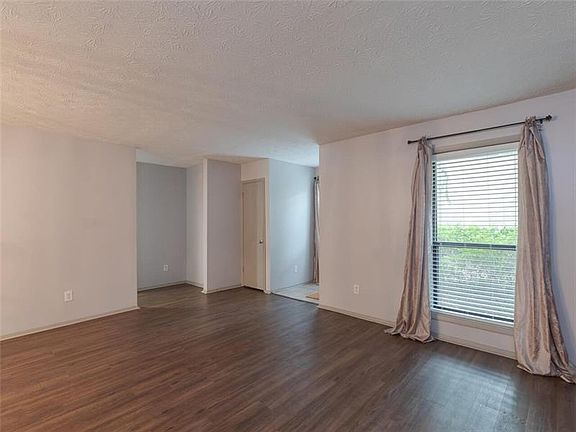 3rd image of 402 River Mill Cir