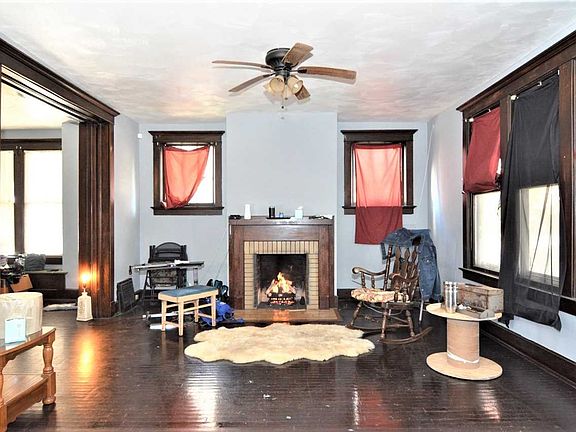 5th image of 850 E Gum St