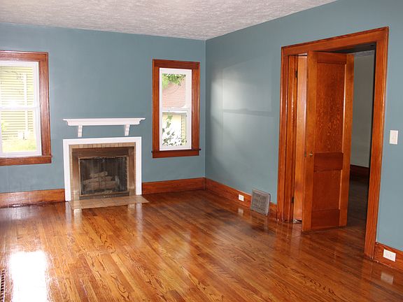 Main Living Room / Fireplace