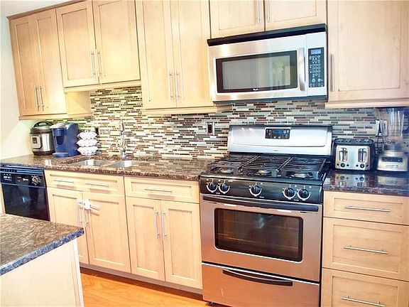 3rd image of 568 Shumaker Dr