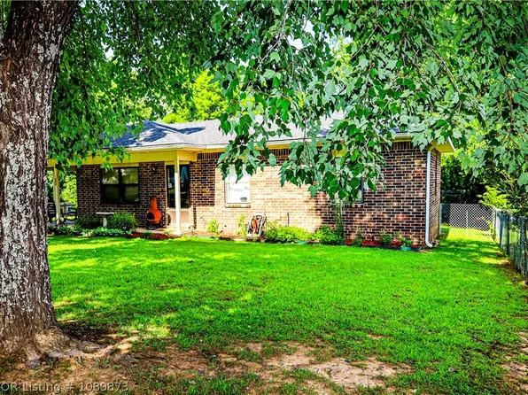 300 N 4th St, Lavaca, AR 72941