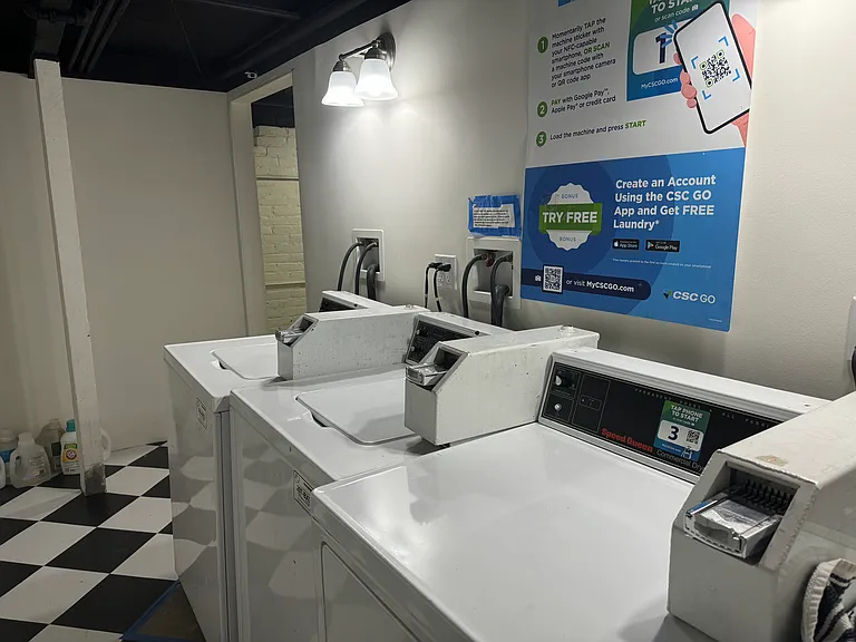 Shared laundry (4 machines).