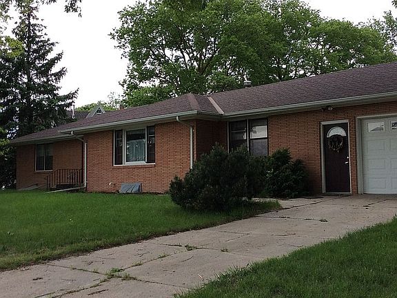 Front of home w/ driveway