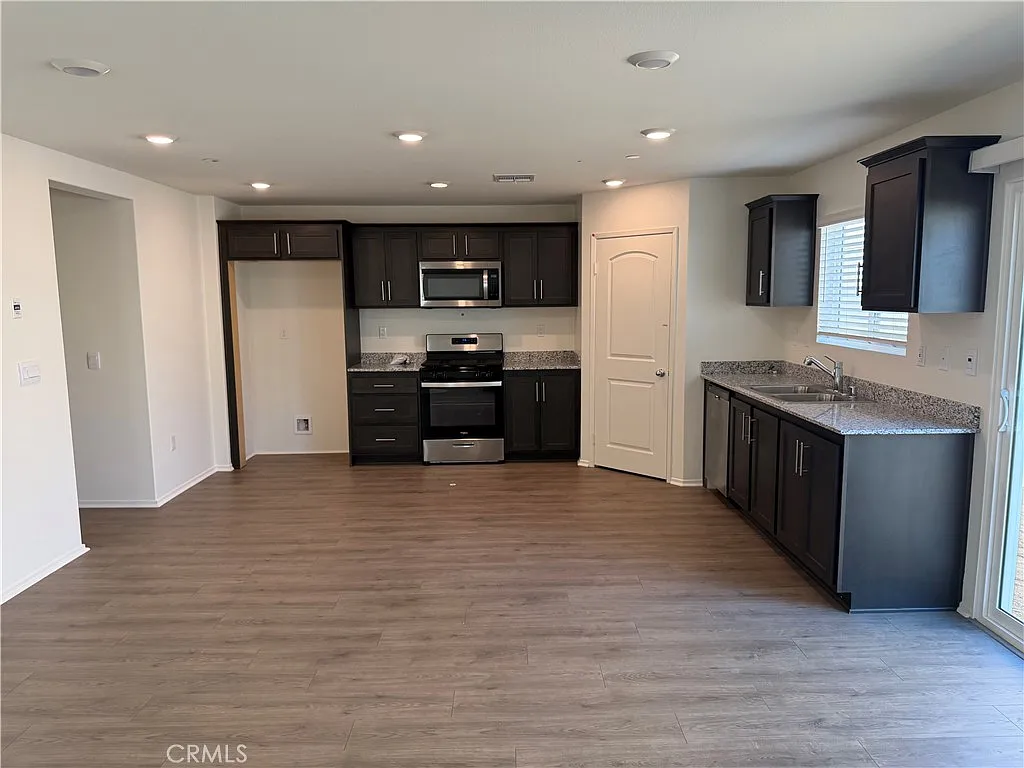 3 bed, 2.5 bath, 1575 sqft, $3,250 — Photo 2