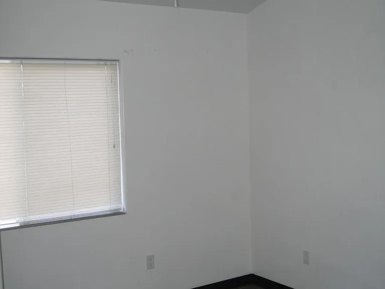 515 E Lester St — Photo 9