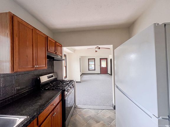 2nd image of 2105 Kossuth St