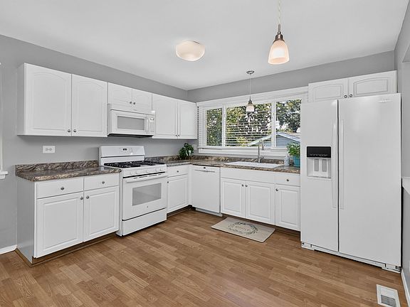 3rd image of 186 Royce Dr