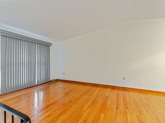3rd image of 104 Tynewood Dr
