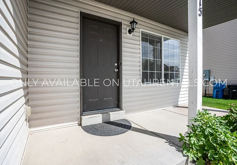 215 S 1050 W — Photo 3