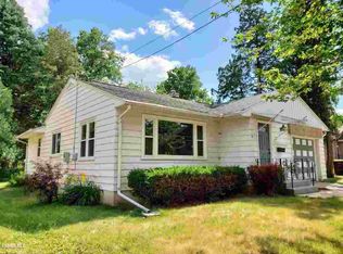 15 E Wayne St, Freeport, IL 61032