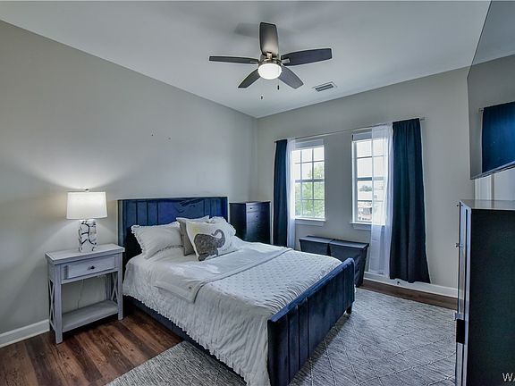 5th image of 511 11th St APT 308