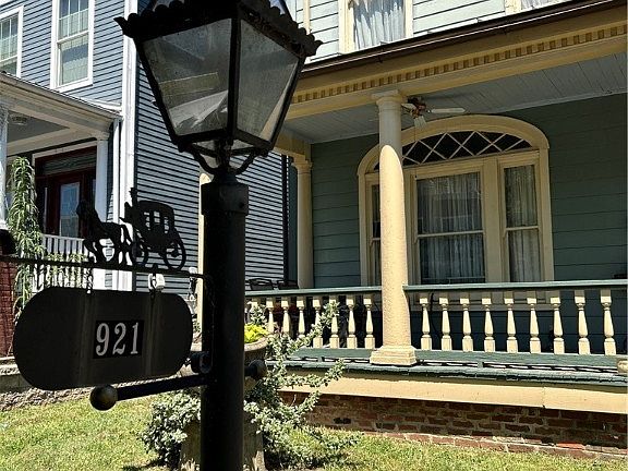 5th image of 921 Porter St