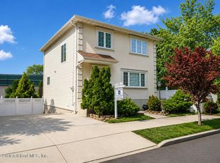 6 Raymond Pl, Staten Island, NY 10310