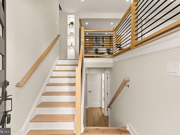 4th image of 300 Valeview Ct NW